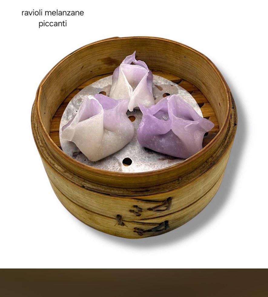 Ravioli cinesi colorati fatti a mano, dim sum di Oh! My Bao Milano