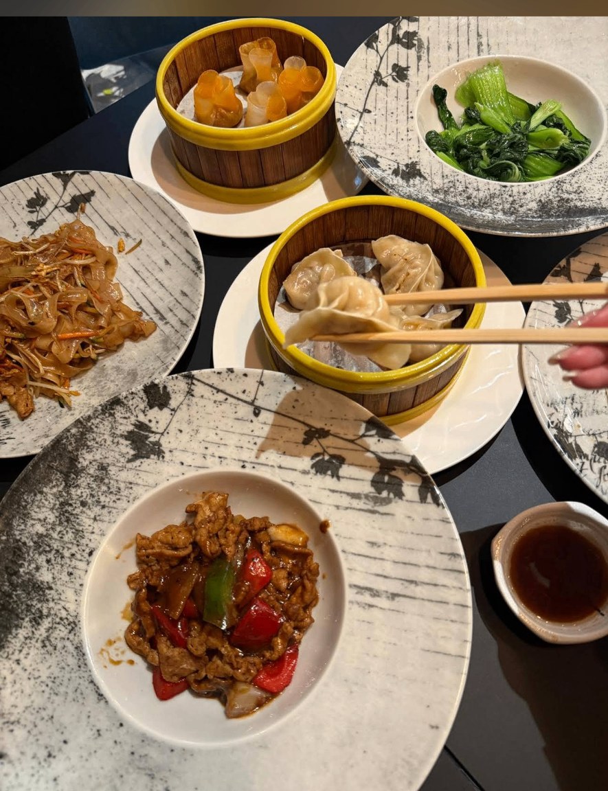 Tavolata di piatti cinesi condivisi da Oh! My Bao Milano in Via Meda